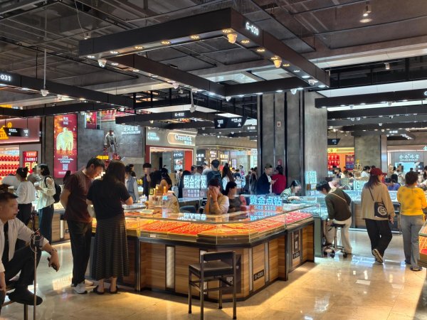 配资排行 黄金一夜“变贵”！深圳水贝金价每克上涨60元，多家金店加价前暂停出货